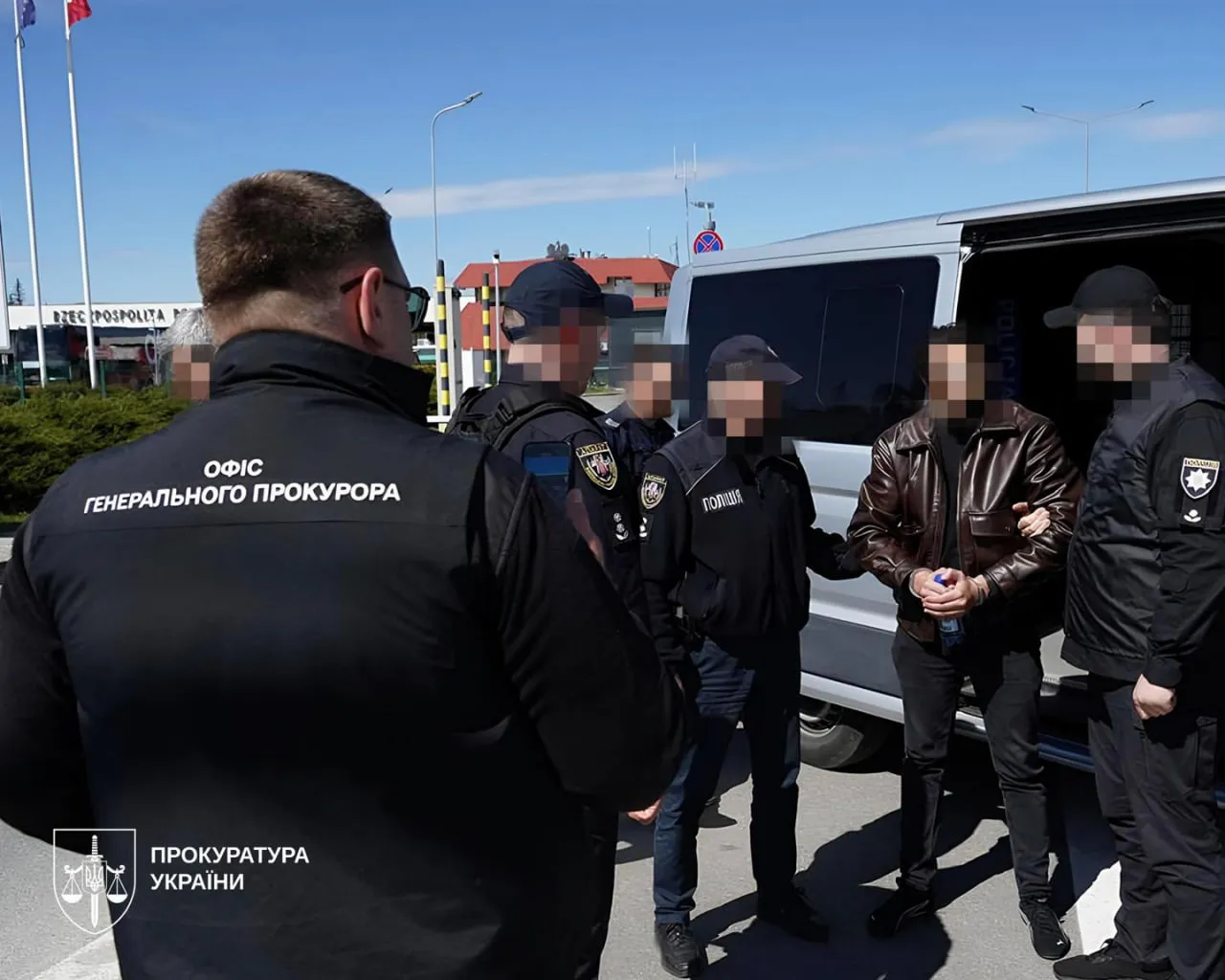 До України екстрадували організатора схеми «авто для ЗСУ» зі збитками понад 4 млн грн