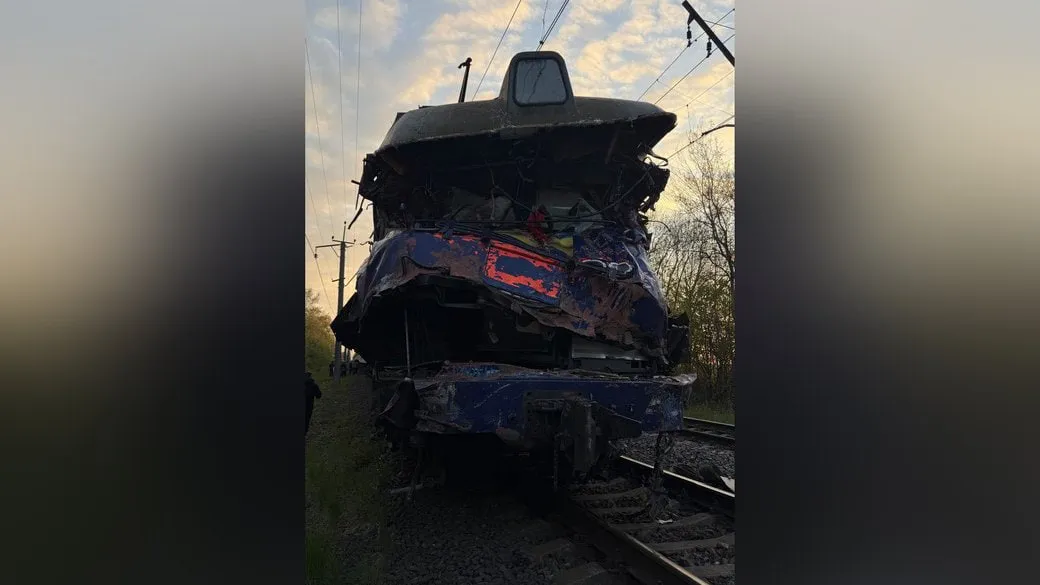 A train collided with a mobile crane in the Lviv region, resulting in the death of the train operator
