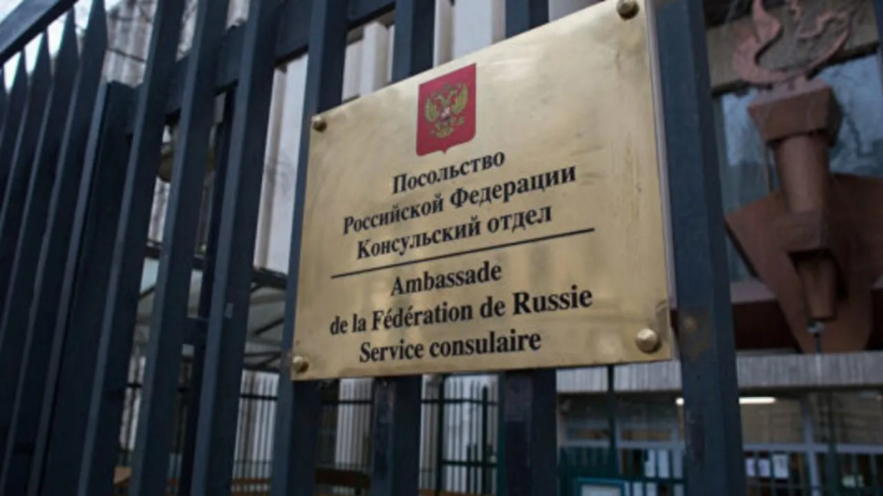 Посольству РФ у Франції заблокували картки для оплати пального