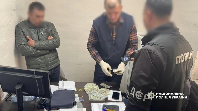 У Луцьку затримали посадовця міськради на хабарі $30 тис