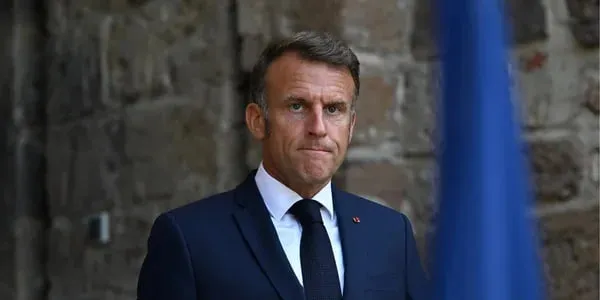 Макрон у Єревані заспівав шансон, Пашинян грав на барабанах