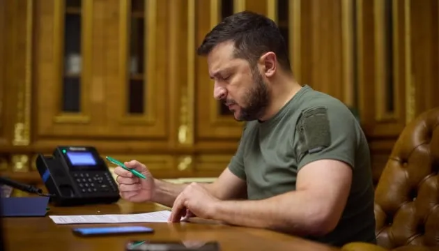 Зеленський підписав закон про меморіальні кладовища для військових