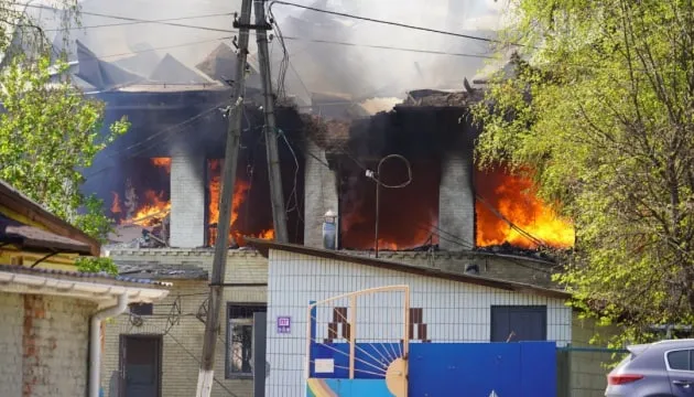Внаслідок удару по дитсадку в Сумах, вже двоє загиблих і семеро поранених