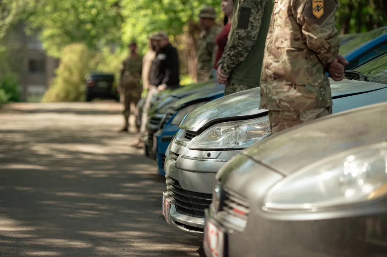 Литва передала для українських військових ще 13 автомобілів