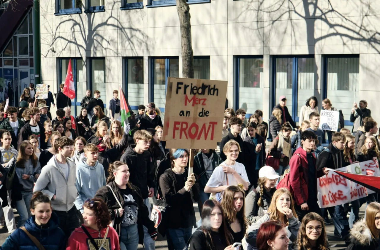 У Німеччині школярі протестують проти посилення армії та призову — The Guardian