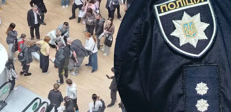 У ТРЦ «Forum Lviv» 18-річний хлопець упав із 3-го поверху
