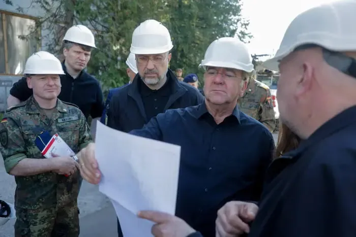 Шмыгаль и Писториус посетили поврежденный энергообъект в Киеве