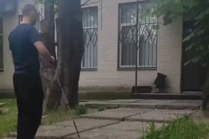У Києві стався скандал через недоступний для ветеранів поштомат
