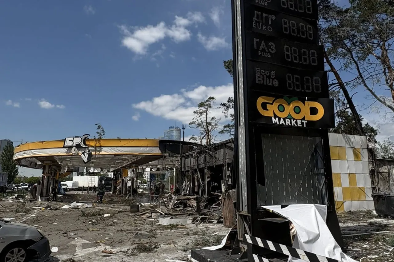 У Києві під час атаки РФ  зруйновано дві АЗС на Харківській площі