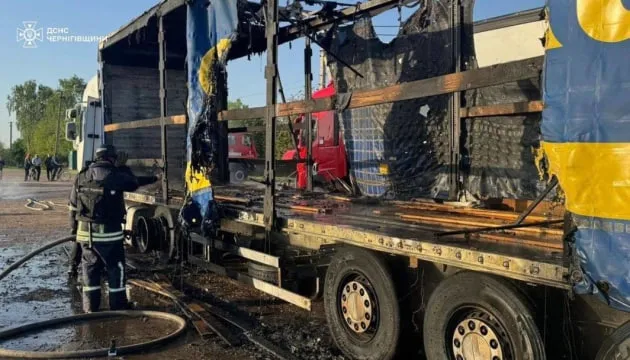 На Чернігівщині після атаки РФ спалахнули пожежі та пошкоджено вантажівку