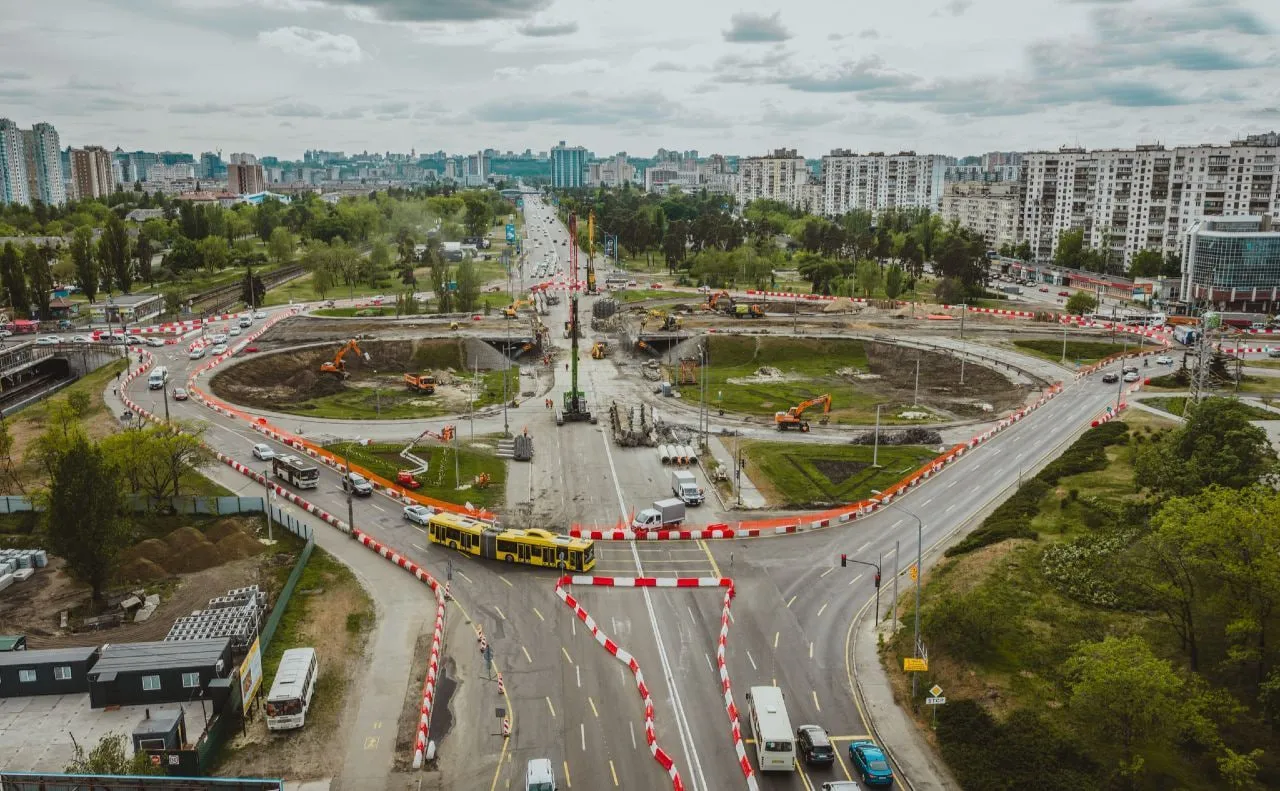 Фото: На мосту возле метро Черниговская демонтировали старые балки