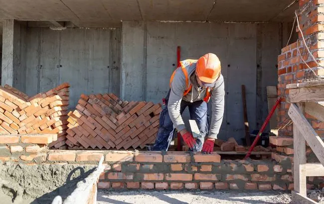 Після війни в Україні бракуватиме працівників у будівництві — демограф