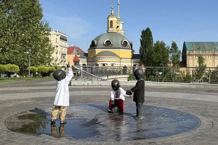 Ко Дню вышиванки в Киеве обновили скульптуры основателей города
