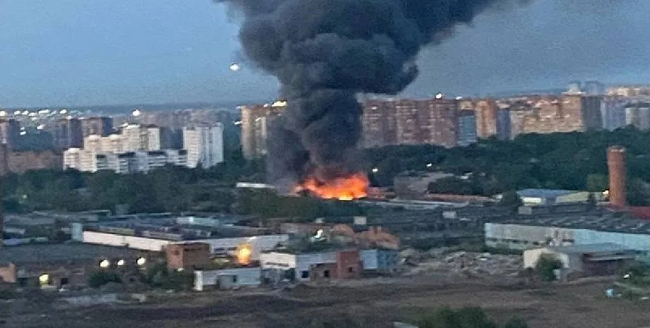 Відео: В РФ поблизу аеропорту Шереметьєво сталася масштабна пожежа