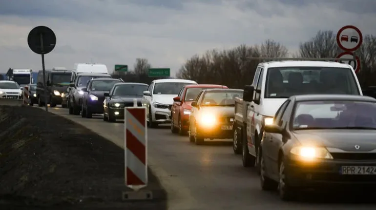На кордоні з Польщею утворилися черги з сотень авто