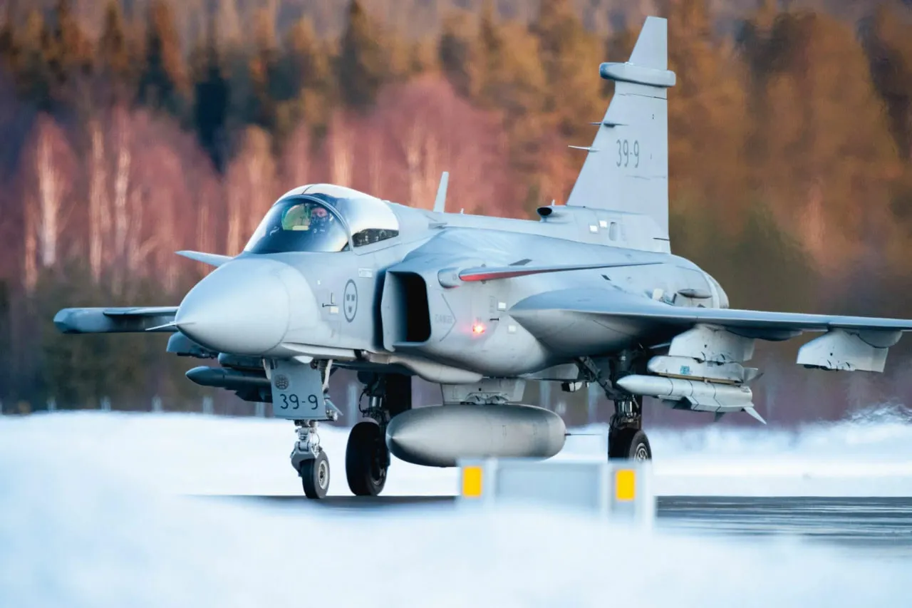 Украина закупит истребители Gripen на средства кредита ЕС — Зеленский