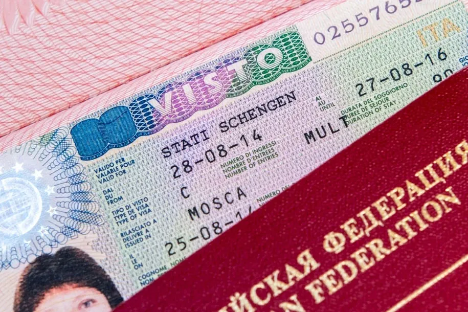 Польща та ще 10 країн вимагають зупинити видачу шенгенських віз росіянам