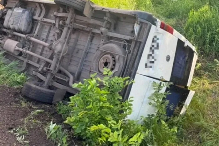 Фото: В Харьковской области перевернулся автобус со школьниками, есть пострадавшие