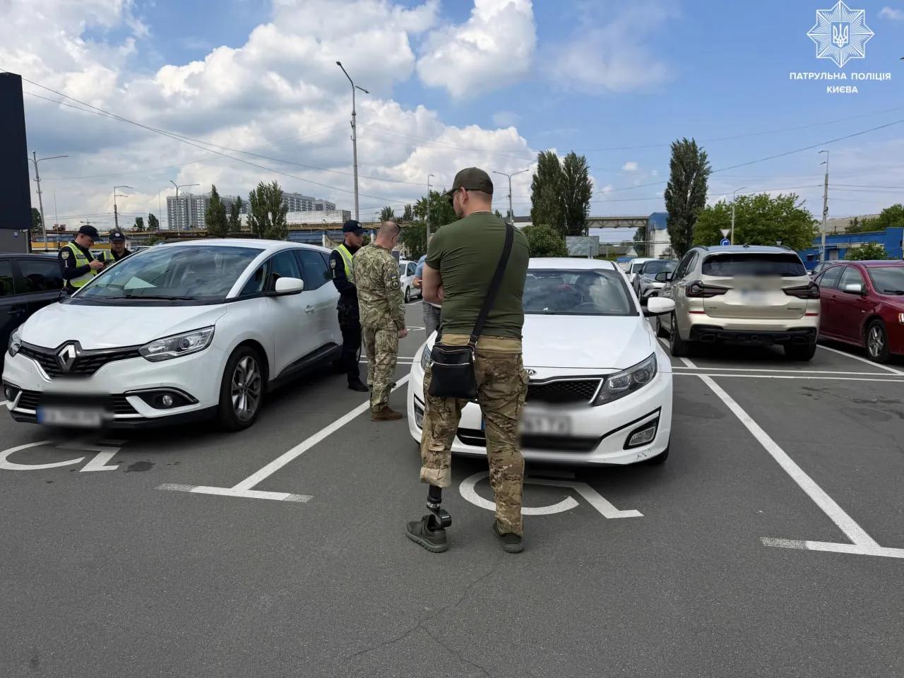 У Києві оштрафували водіїв за паркування на місцях для людей з інвалідністю