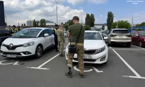 Фото, відео: поблизу зони відчуження рятувальники визволили жінку з лісової пожежі
