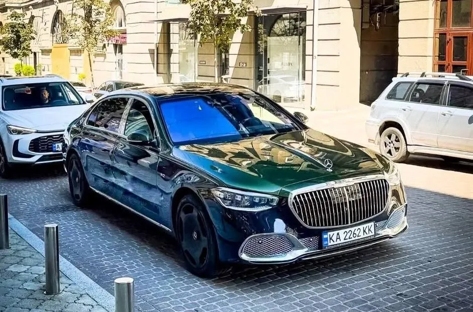 У Києві помітили Maybach за 350 тисяч доларів: хто стоїть за елітним авто