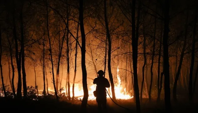 A massive wildfire has broken out near the Greek resort of Loutraki