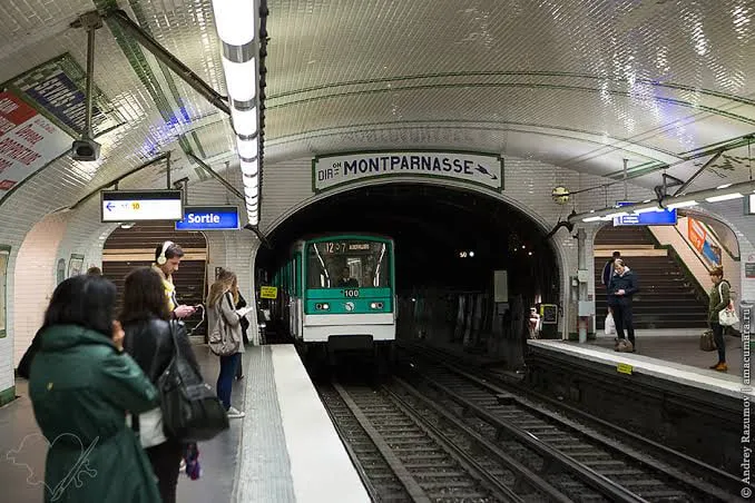 У Парижі пасажиру виписали штраф за телевізор у метро