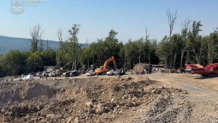 В Закарпатье провели обыски на крупном андезитовом карьере