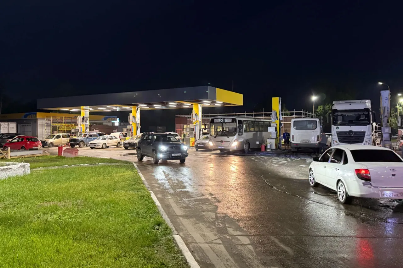 У Кремлі заперечують паливну кризу, попри багатогодинні черги на АЗС
