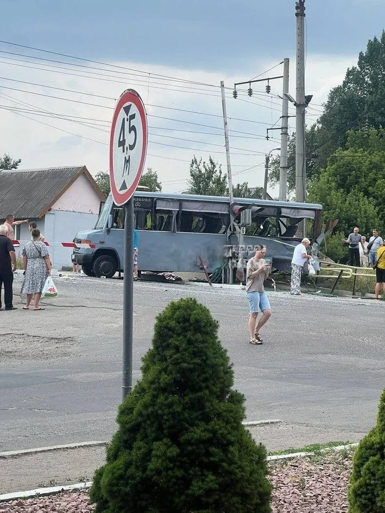 Відео: На Рівненщині потяг протаранив маршрутку, є загиблі