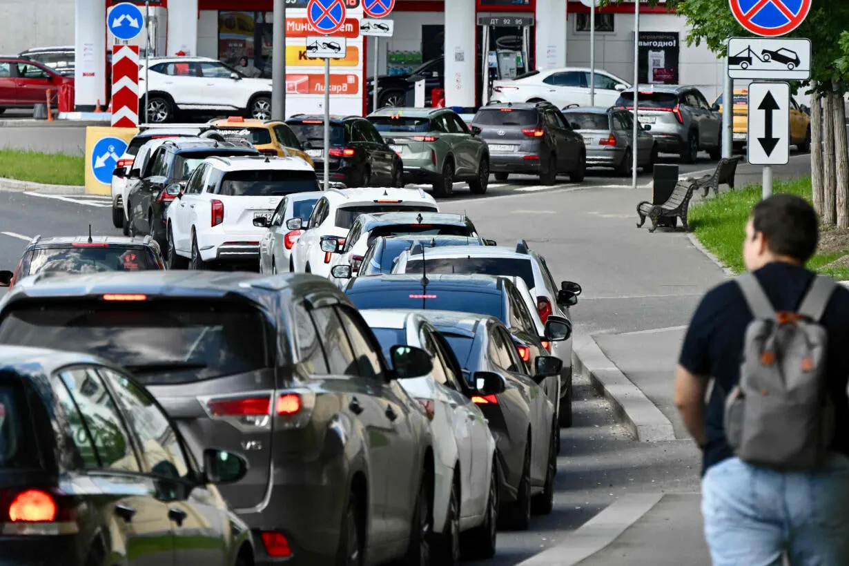 Кыргызстан срочно ищет топливо за рубежом; 90 % бензина страна получала из РФ