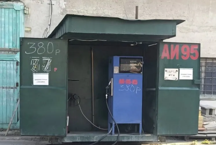 В Крыму обостряется топливный кризис: бензин продают по пропускам и по местам в очереди