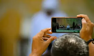 Видео: глава Еврокомиссии спародировал танец премьера Великобритании