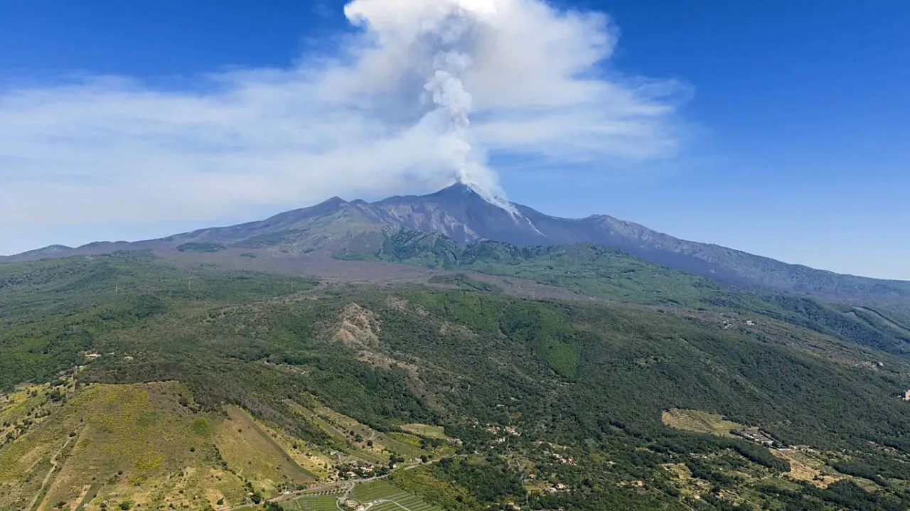 The eruption of Etna brought the airport in Sicily to a standstill