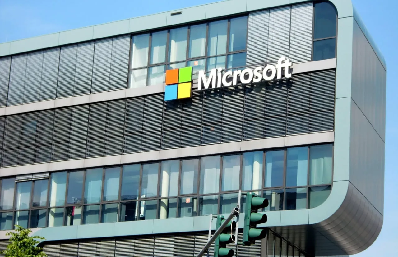 Microsoft сокращает тысячи сотрудников из-за расходов на ИИ
