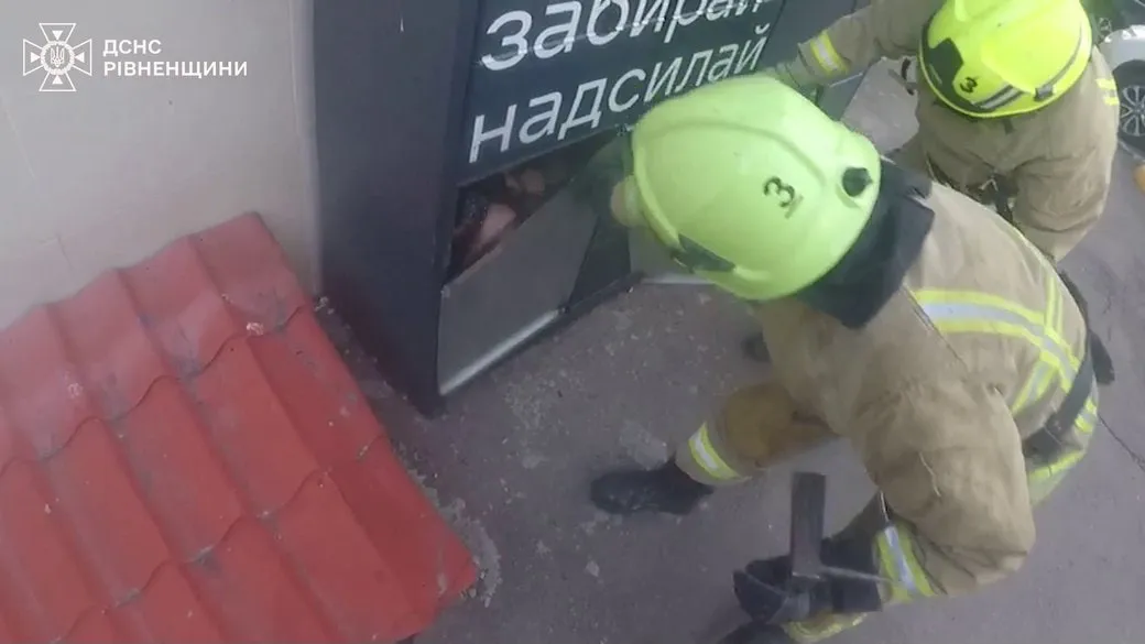 У Рівному дівчину випадково зачинило в поштоматі: на допомогу викликали рятувальників