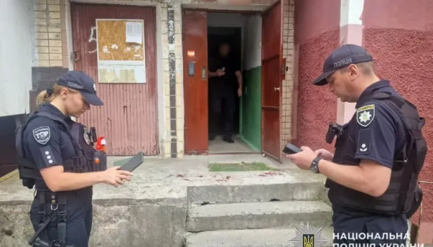 В Хмельницком мужчина ранил полицейского во время проверки документов