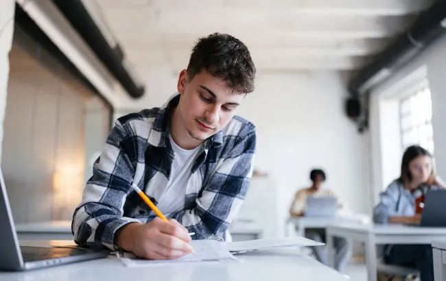 Будущим студентам напомнили о крайнем сроке регистрации на вступительные экзамены