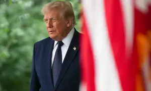 Фото: Мелания Трамп отправилась к детям-мигрантам в куртке с надписью «мне на все плевать»