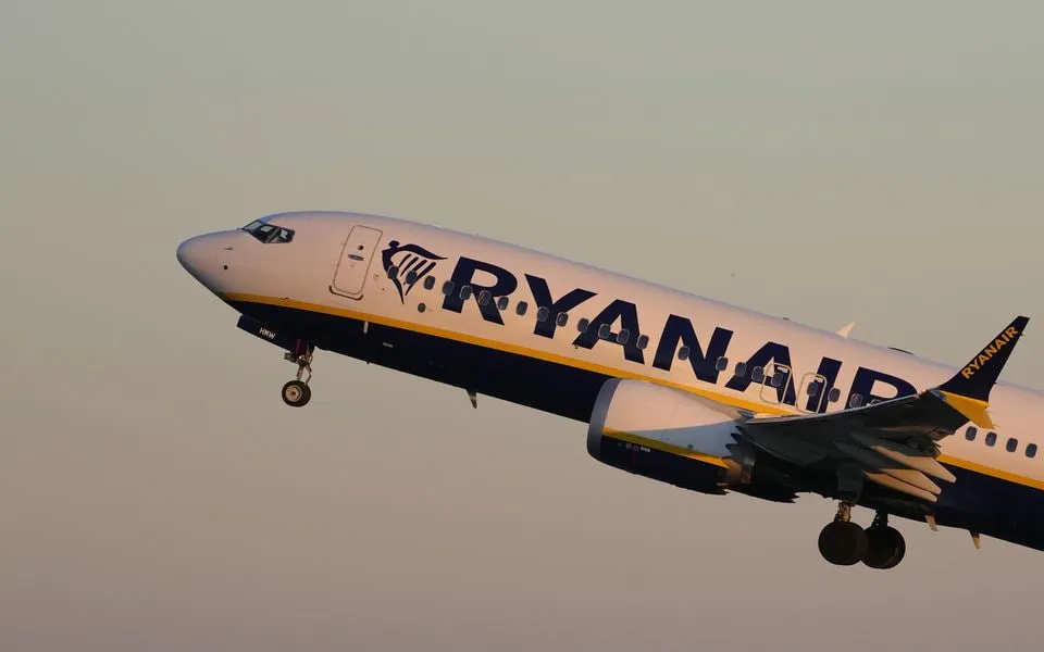 Літак Ryanair екстрено повернувся до Греції через несправність двигуна