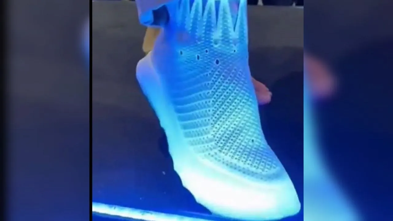 Video: Zellerfeld creates shoes using a 3D printer after scanning your foot