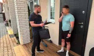 Фото: СБУ затримала російського диверсанта, який готував вибухи на військовому аеродромі