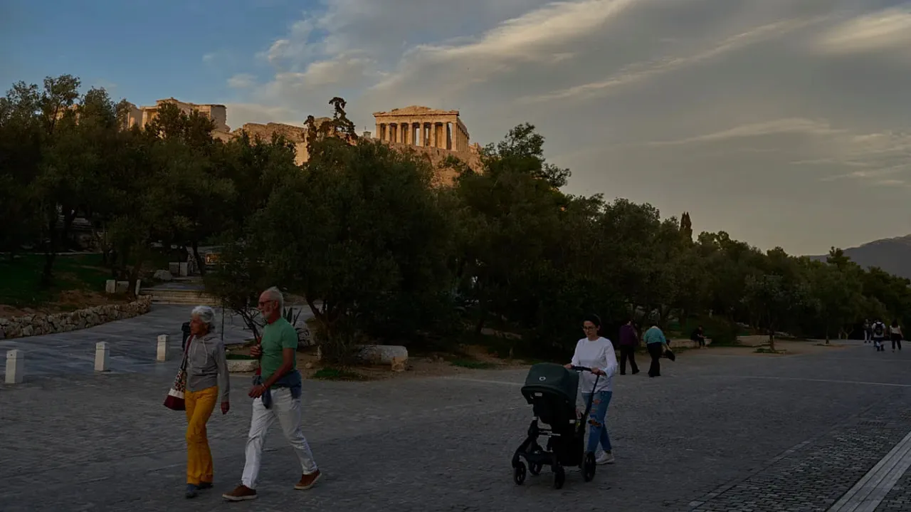 In Greece, a man armed with a knife attacked tourists near the Acropolis