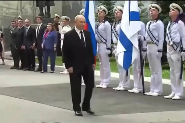 Путин выступил на фоне нарисованных кораблей вместо настоящего парада