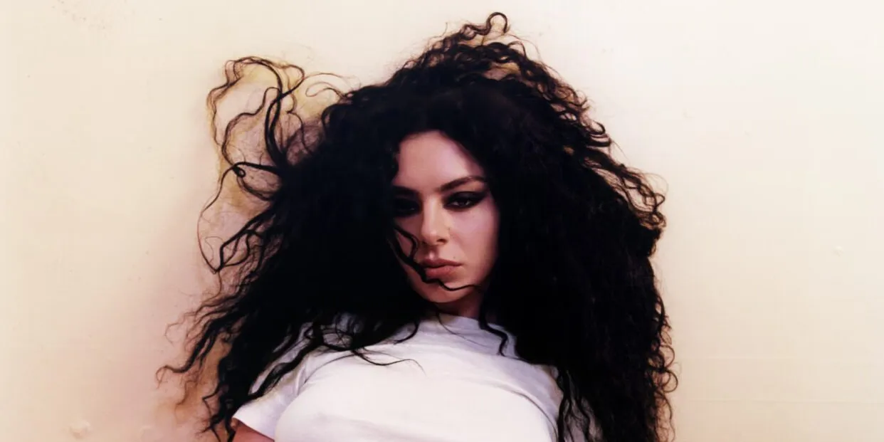 Знімок Charli XCX став частиною колекції галереї в Лондоні