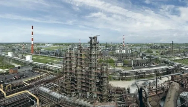 Рязанський НПЗ зупинив переробку нафти після атаки дронів — Reuters
