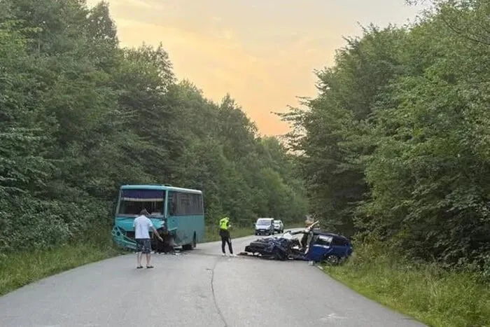 Во Львовской области легковой автомобиль столкнулся с автобусом, 11 человек пострадали
