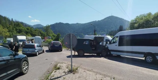 В Закарпатье в результате крупного ДТП с участием автобуса пострадали 13 человек