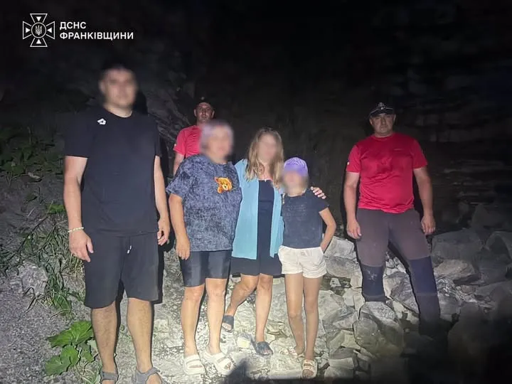 A tourist died near Hoverla after falling from a waterfall