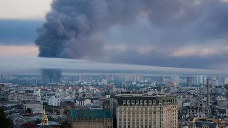 Видео: В Святошинском районе Киева разразился масштабный пожар